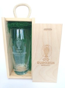 skrzynka jasna z pokalem Euro 2024