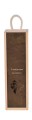 Pudełko drewniane wym. 33 x 8,4 x 8,4 producent Vintore pudełka drewniane w kolorze naturalnym wypełnione siankiem posiadające zasuwkę w kolorze orzechowym z przykładowym zdobieniem to najlepsze rozwiązanie na prezent