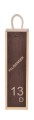 Skrzynka drewniana wym. 33 x 8,4 x 8,4 producent Vintore skrzynki drewniane w kolorze naturalnym z wyrazistą zasuwką w kolorze palisander wypełnione siankiem z grawerem laserowym lub bez graweru